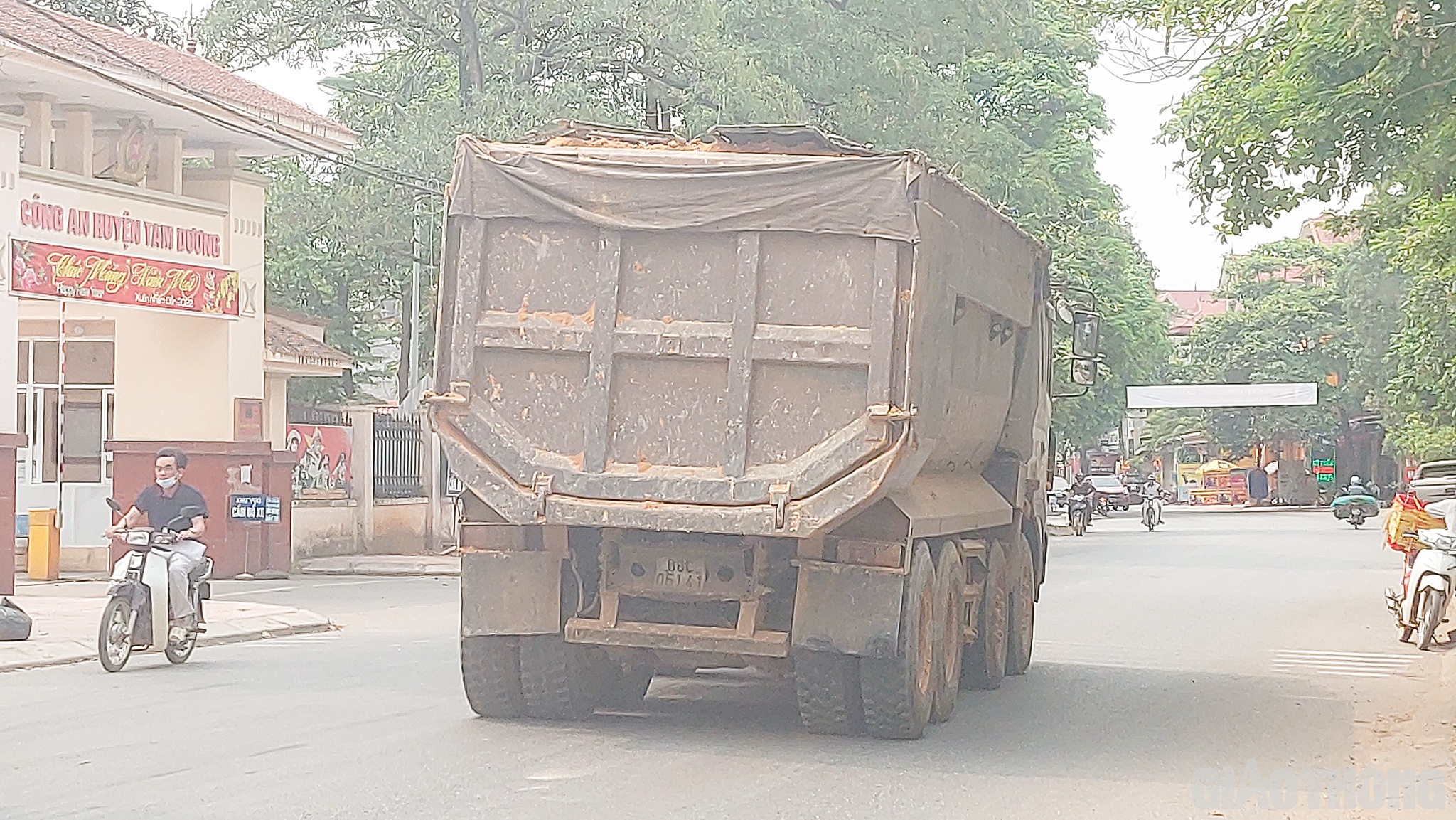 Theo một cán bộ Công an huyện Tam Dương cho biết: Hàng ngày, trong và ngoài ca trực, chúng tôi vẫn nhìn thấy các xe tải trọng lớn, cơi nới thùng, không che phủ bạt kín thành xe đi qua, làm rơi vãi vật liệu ngay cổng cơ quan mình mà không được phép kiểm tra, xử lý, chấn chỉnh. Nguyên nhân là do QL 2C chạy qua cổng Công an huyện Tam Dương là tuyến đường được phân cấp cho Phòng CSGT Công an tỉnh Vĩnh Phúc nên lực lượng chức năng cấp huyện không được phép dừng xe kiểm tra. Trong khi đó, một lãnh đạo TTGT tỉnh Vĩnh Phúc thông tin, hiện nay đơn vị vẫn duy trì Trạm cân tải trọng xe lưu động nhưng do không đủ biên chế duy trì thường xuyên, liên tục trên các tuyến đường nên hiệu quả đem lại chưa cao. PV Báo Giao thông cũng đã nhiều lần liên hệ với lãnh đạo Đội, Phòng CSGT Công an tỉnh Vĩnh Phúc nhưng đều nhận được sự thoái thác, trốn tránh.