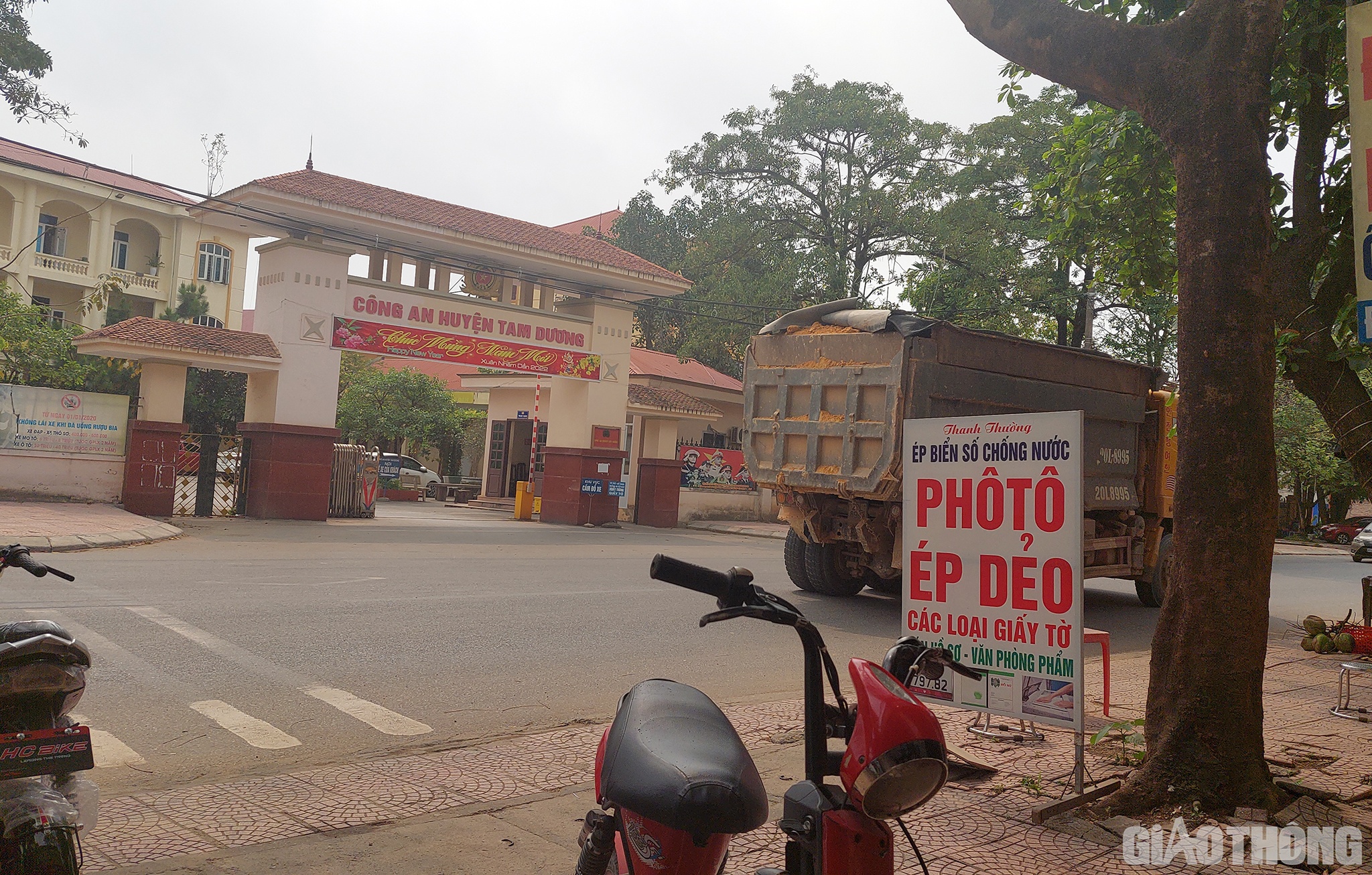 Đặc biệt, các xe tải trọng lớn như các xe BKS: 20L-8995, 14N-1905, 88C-051.41, 30K-4324, 88C-125.53, 88H-006.17, 88C-051.41... còn nghênh ngang đi qua cổng Công an huyện Tam Dương, hướng về TP Vĩnh Yên, Vĩnh Phúc.