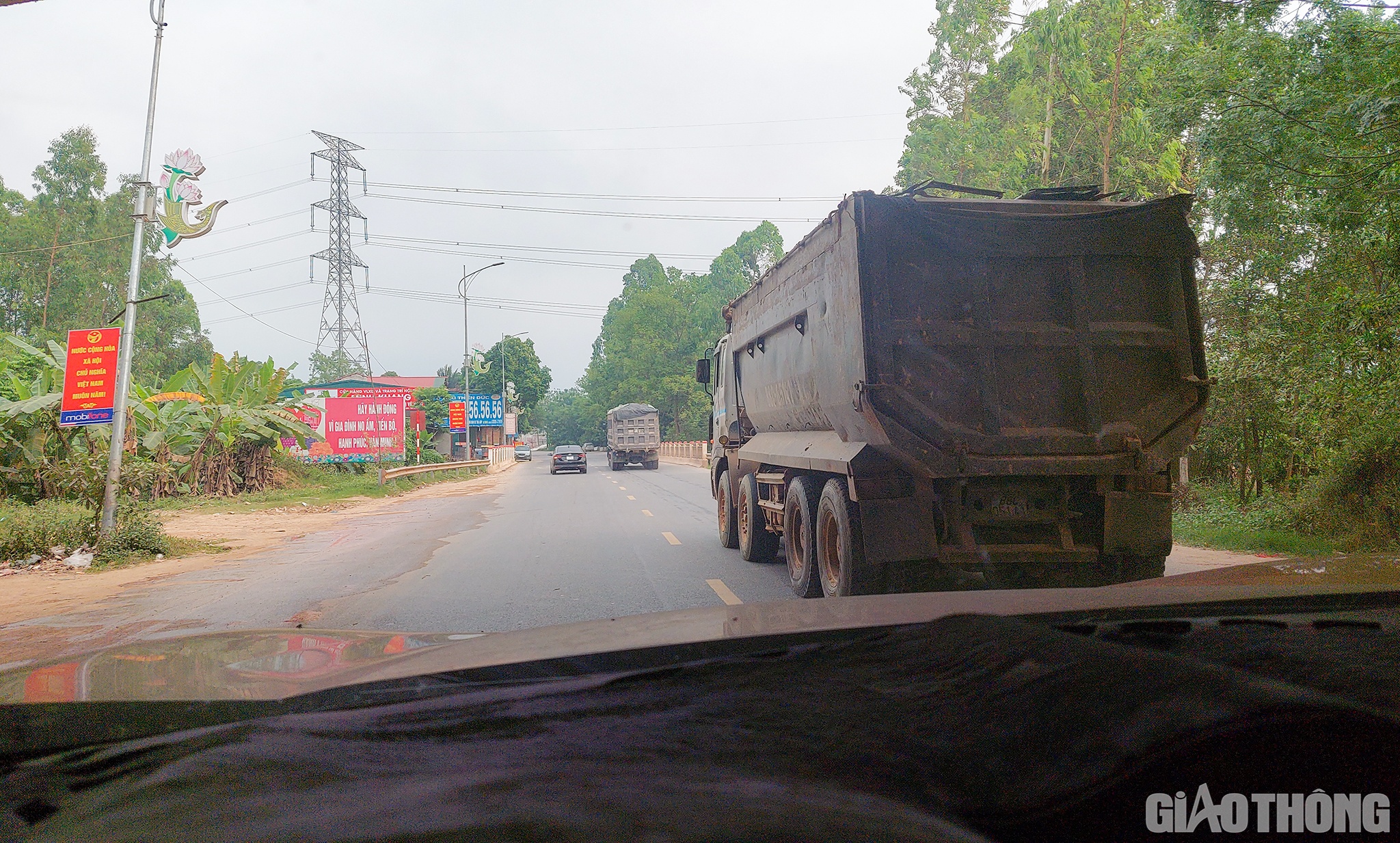 Những ngày gần đây, PV Báo Giao thông có mặt trên tuyến QL2, QL2C đoạn qua địa bàn tỉnh Vĩnh Phúc và ghi nhận được từng đoàn xe tải hạng nặng có dấu hiệu cơi thùng, chở hàng có ngọn, có dấu hiệu quá tải hoạt động rầm rộ.