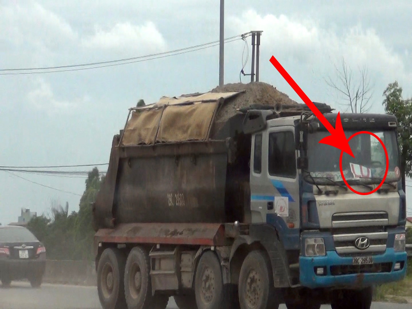 Những chiếc xe nghi quá khổ, quá tải hoạt động tại đây thường có những logo dễ nhận diện để trước kính lái. Nhiều nhất là logo như có tên là LD, TS...