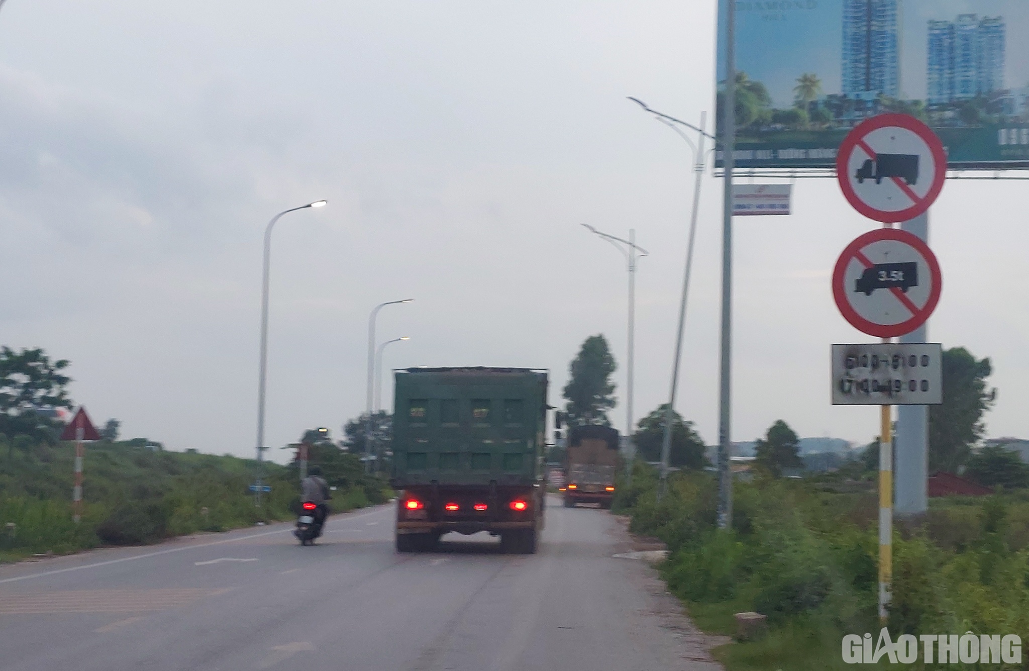 Trong đó có những xe cơi thùng, chở đất từ Bắc Giang về Bắc Ninh. Quãng đường xe di chuyển khoảng 50km, xe đi qua 2 tỉnh với đủ cấp đường từ thôn, xã đến QL, cao tốc nhưng không có lực lượng nào kiểm tra, xử lý.