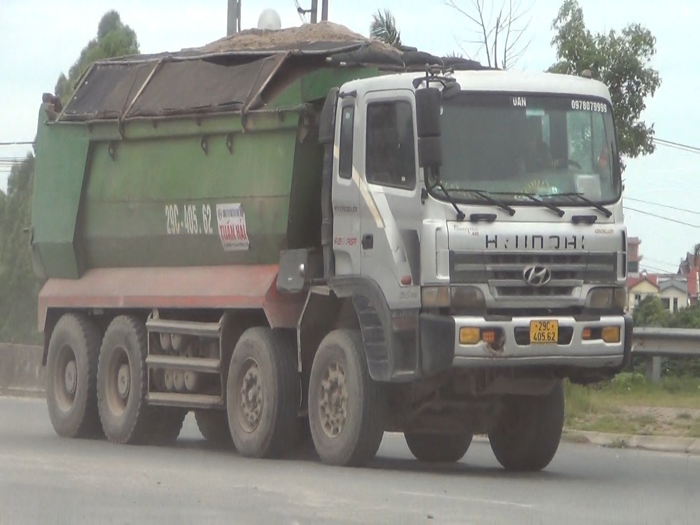 Theo tìm hiểu của PV, nguyên nhân đoạn đê này xuất hiện nhiều xe tải trọng lớn hoạt động là do phía ngoài đê có nhiều bến bãi tập kết vật liệu xây dựng.