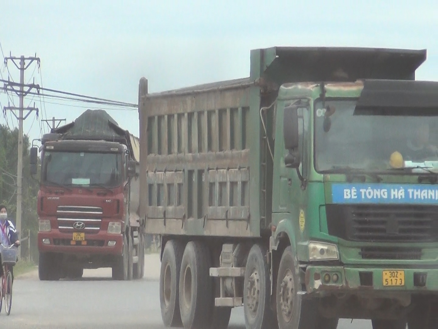 Theo ghi nhận, mỗi ngày có cả trăm lượt xe trọng tải lớn có nghi cơi nới thành thùng, chở quá tải trọng hoạt động tại đây.