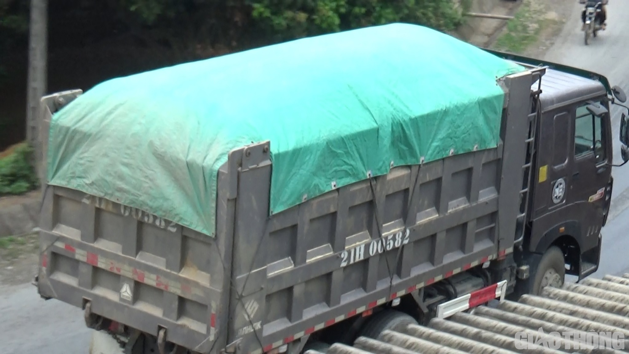 Các xe này cơi nới bằng cách hàn các tấm thép có hình dáng bên ngoài giống y hệt với phần thùng xe bên dưới. Từ dấu vết hàn còn lưu lại trên thùng xe có thể nhận thấy, xe cơi nới thấp thì 30 – 50cm, xe cao thì lên đến cả 1m để chở đá. Trong khi đó, QL32 đoạn vào Nghĩa Lộ nhiều đoạn phải tuyến đã hư hỏng, mặt đường đã bị lún, nứt gãy.