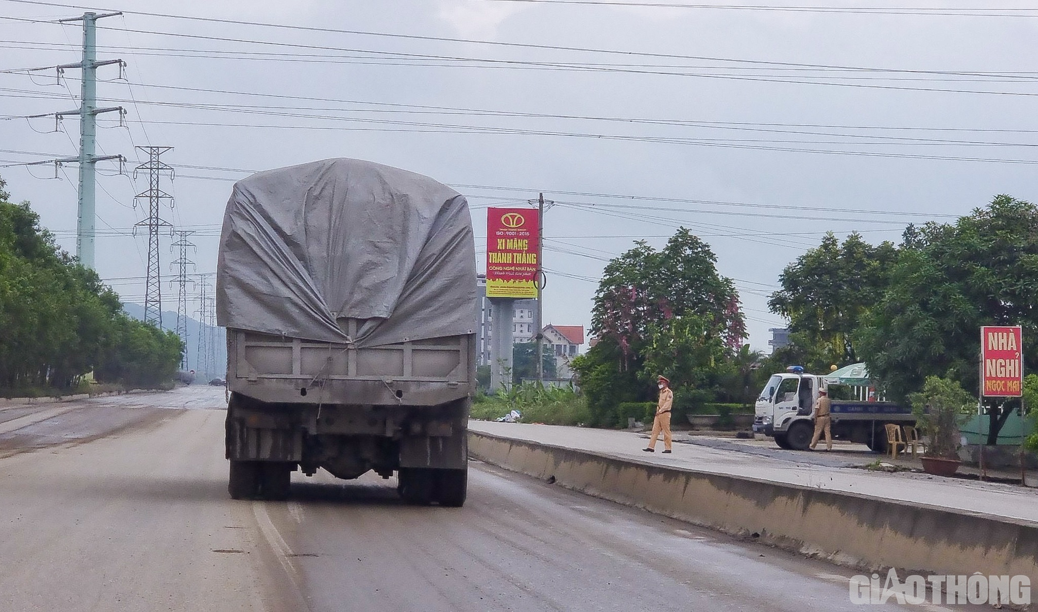 Điều kỳ lạ là trên đường từ cầu Bồng Lạng ra QL1A luôn có 1 xe biển xanh ghi chữ Cảnh sát giao thông BKS 90A - 002.xx cùng 2 người mặc cảnh phục màu vàng “cắm chốt” ở bên phải đường nhưng chỉ ngồi nhìn xe cơi thùng, chở hàng quá nóc chạy qua. Trong khi đó, thỉnh thoảng có xe tải biển ngoại tỉnh chở hàng đi tới thì người mặc cảnh phục đi ra “nói chuyện nhanh” với tài xế rồi để xe tiếp tục hành trình.