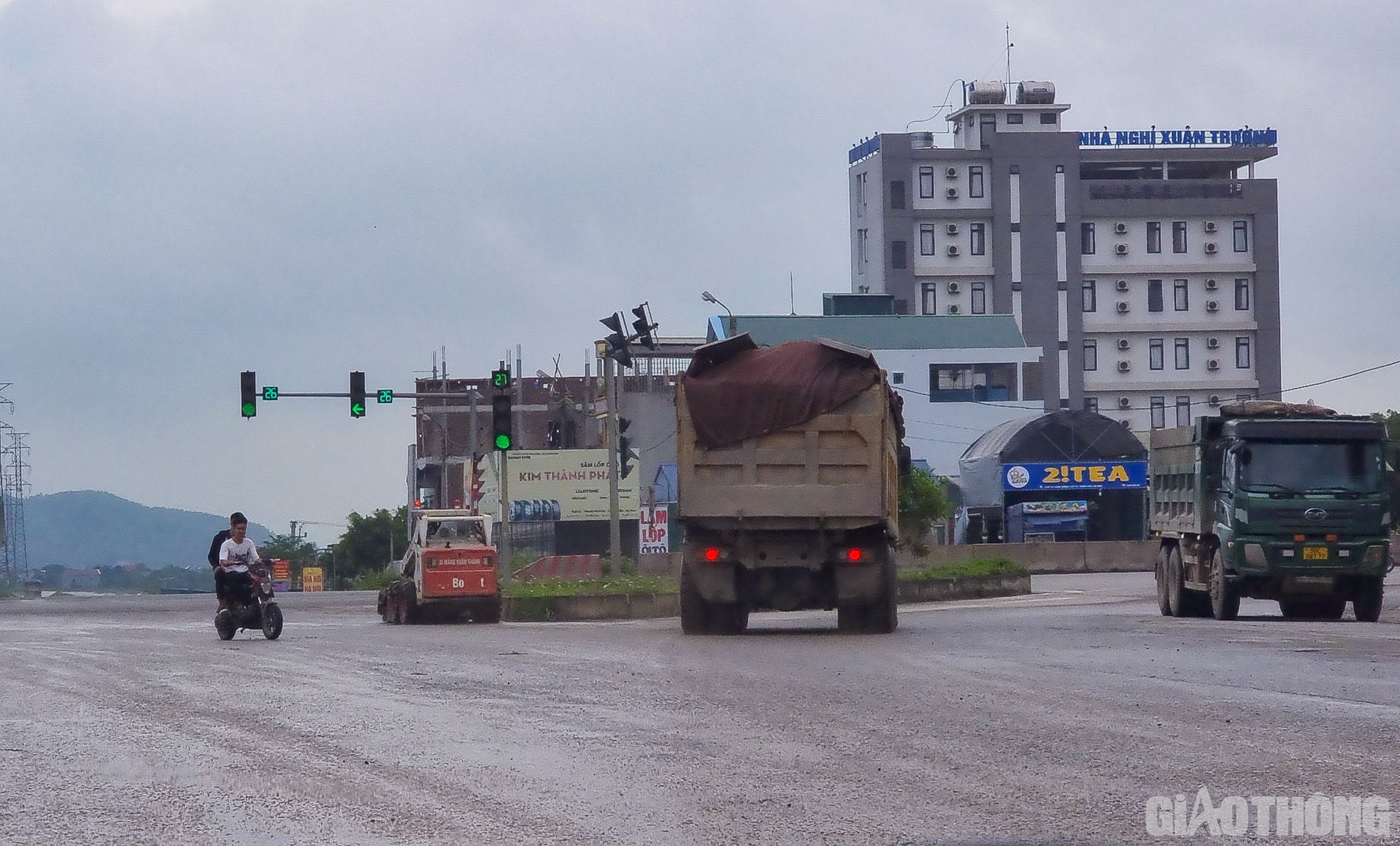 Tương tự, dọc tuyến tránh TP Phủ Lý, tuyến TL494, QL21B, không hề quá khi nói hàng trăm, lượt phương tiện cơi thùng từ 0,5 - 1m để chở hàng “rồng rắn” trên đường.