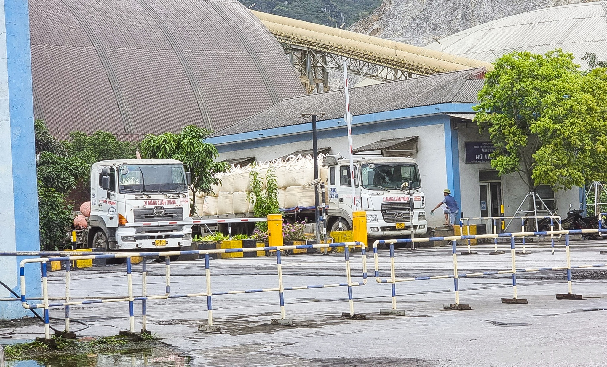 Quá trình ghi nhận trên 2 tuyến đường này, PV thấy nhiều xe CSGT đang làm nhiệm vụ trên tuyến. Thế nhưng, không hiểu sao các xe tải nói trên vẫn có thể vô tư hoạt động.