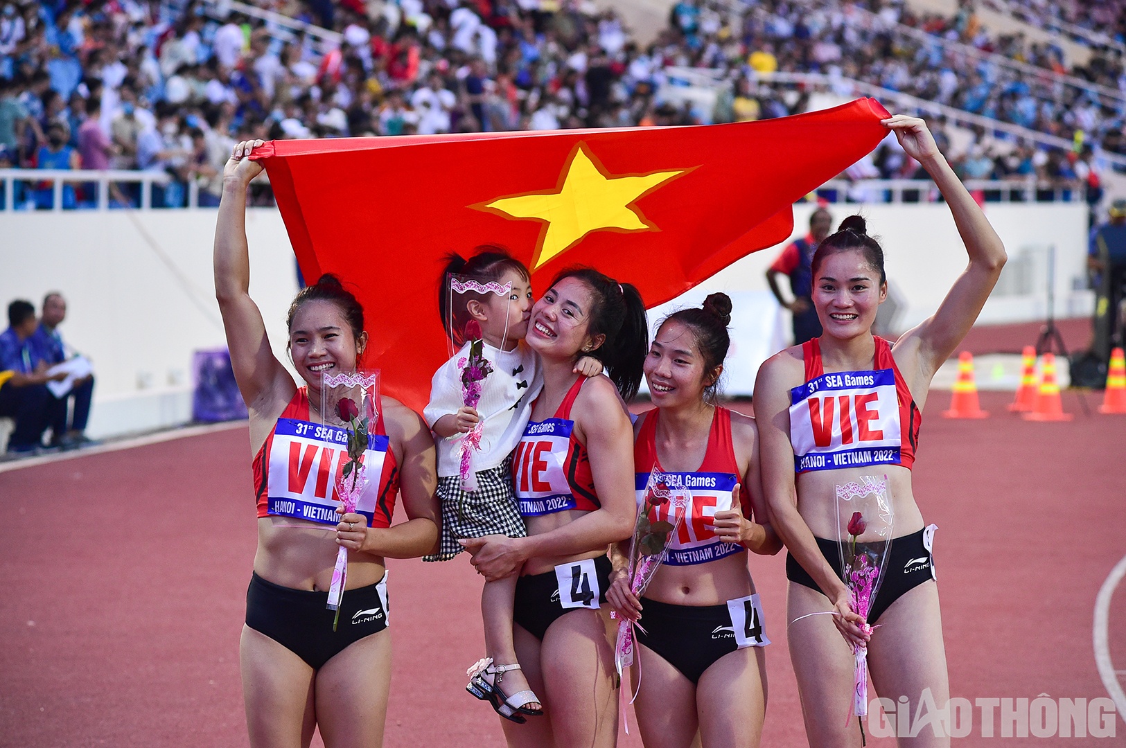 VĐV Nguyễn Thị Huyền bế con gái trong giây phút chiến thắng của điền kinh nữ Việt Nam.