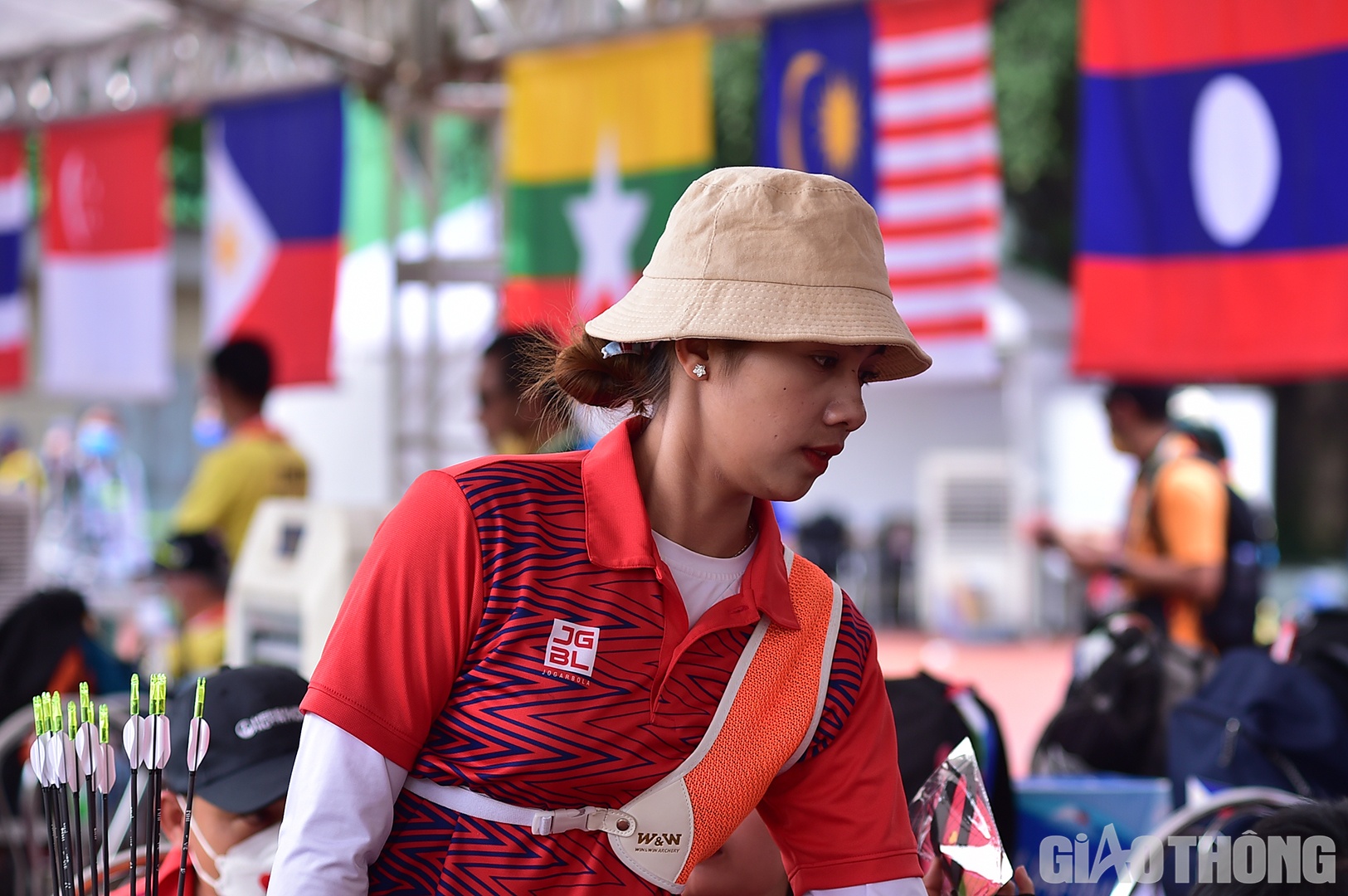 Là VĐV nổi bật ở Giải vô địch cung thủ xuất sắc toàn quốc 2022 vừa qua nhưng Thanh Nhi cũng phải dừng bước ở tứ kết cung 1 dây đơn nữ trong ngày 17/05 như Ánh Nguyệt, do đó Nhi cũng rất quyết tâm.