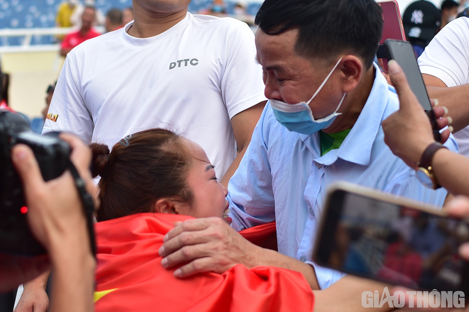 ...trước khi cô tìm về phía khán đài có gia đình của mình. Khi gặp cha, cô đã ôm lấy cha và bật khóc nức nở.