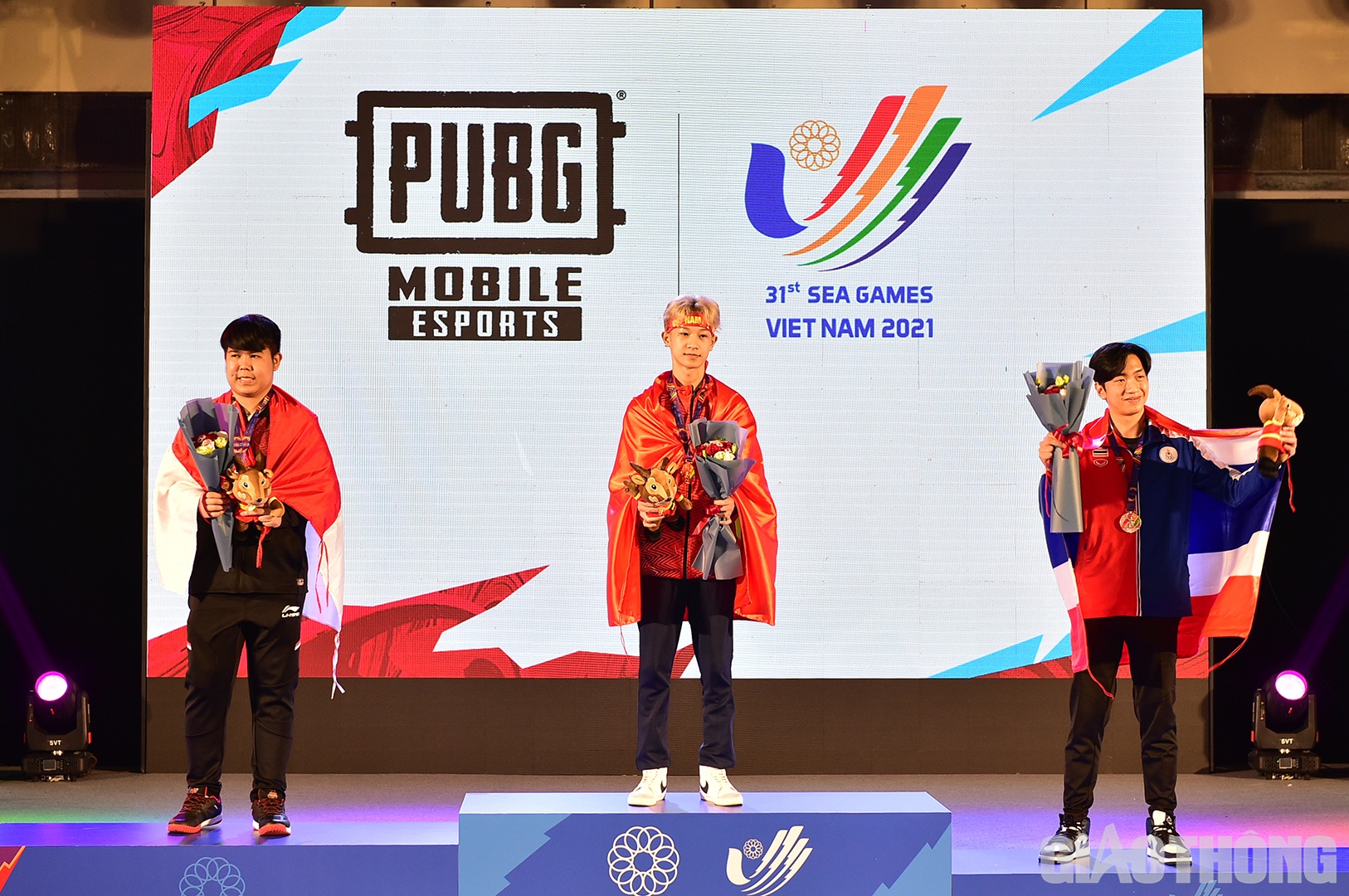 Khoảnh khắc "ViCoi" Phan Văn Đông chính thức nhận HCV tại SEA Games 31.