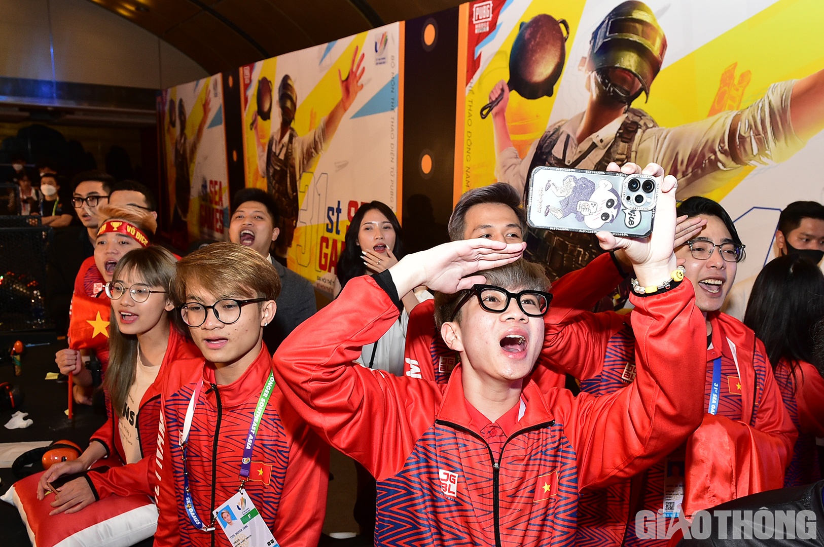 Các thành viên đội tuyển eSport Việt Nam hào hứng hát theo nhịp quốc ca.