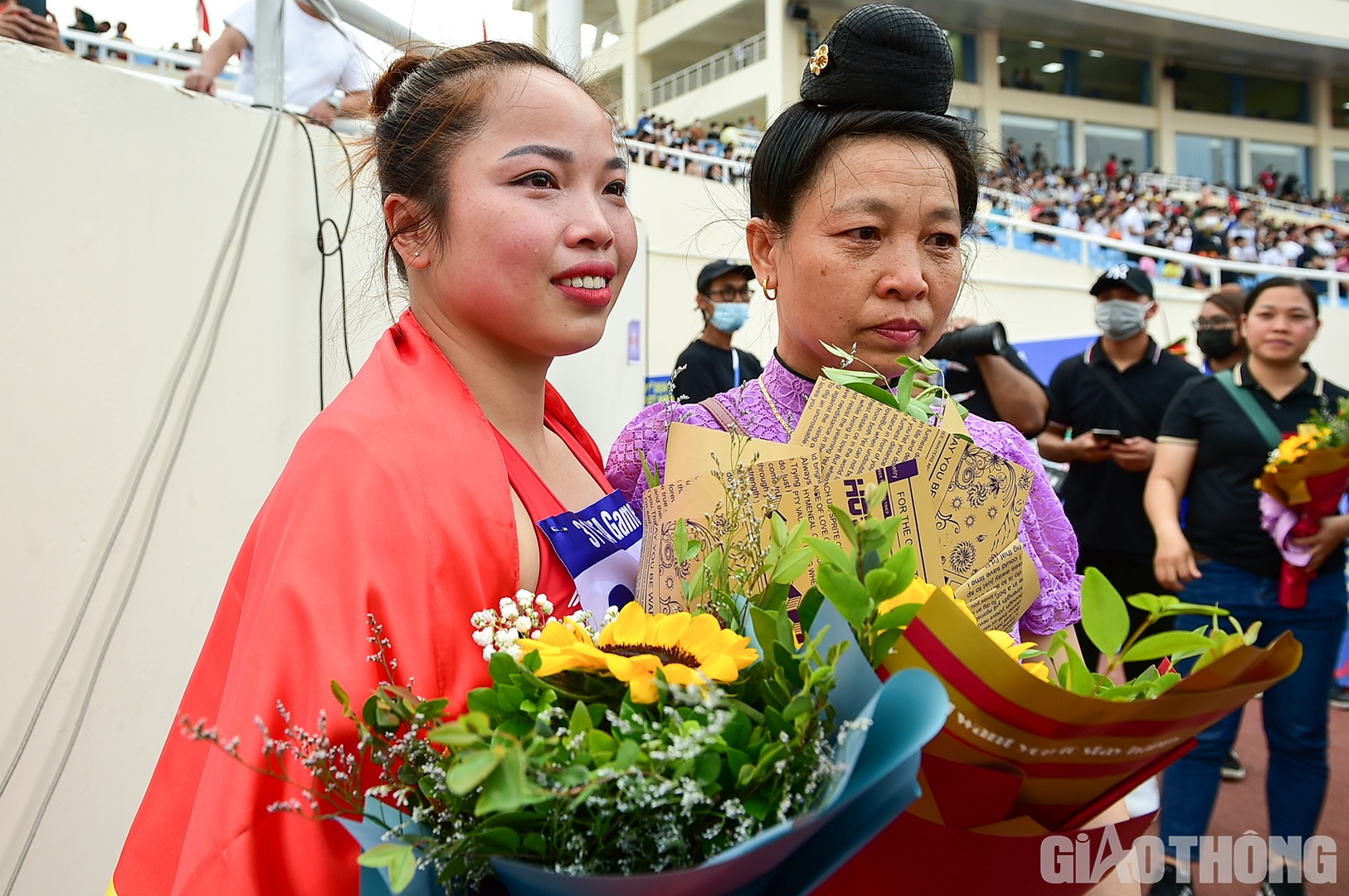 Có mặt tại sân Mỹ Đình, bà Vì Thị Thỉnh, mẹ của Hoàng, lặng lẽ chờ đợi giây phút con gái mình kết thúc phần thi đấu. Trong trang phục đặc trưng của dân tốc Thái, bà chia sẻ với truyền thông: “Lúc xem con thi đấu, tôi thật sự lo lắng, thậm chí có chút lo sợ”