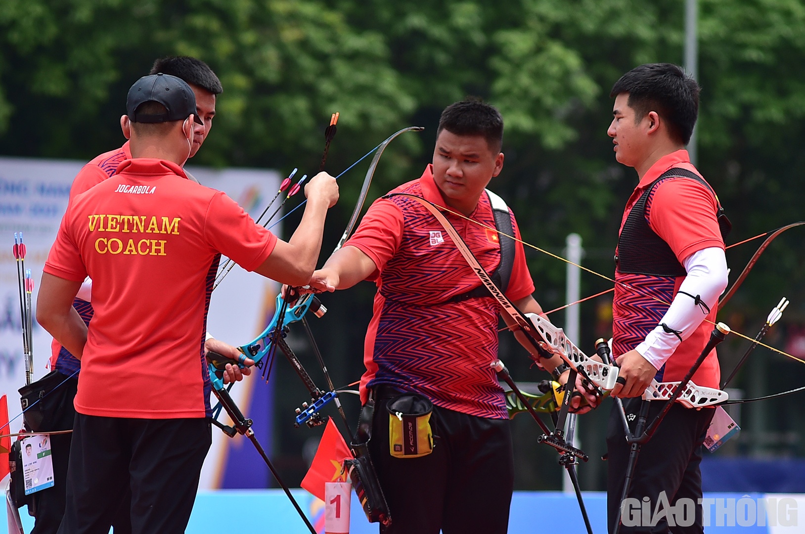 Dù có khởi đầu khá tốt, nhưng đội Việt Nam đã không thể làm nên bất ngờ trước đối thủ được đánh giá mạnh hơn. Các tay cung của Indonesia liên tục bắn được điểm 10, trong đó lượt bắn thứ 2 đối thủ đã bắn được tới 5 mũi tên điểm 10 liên tiếp.