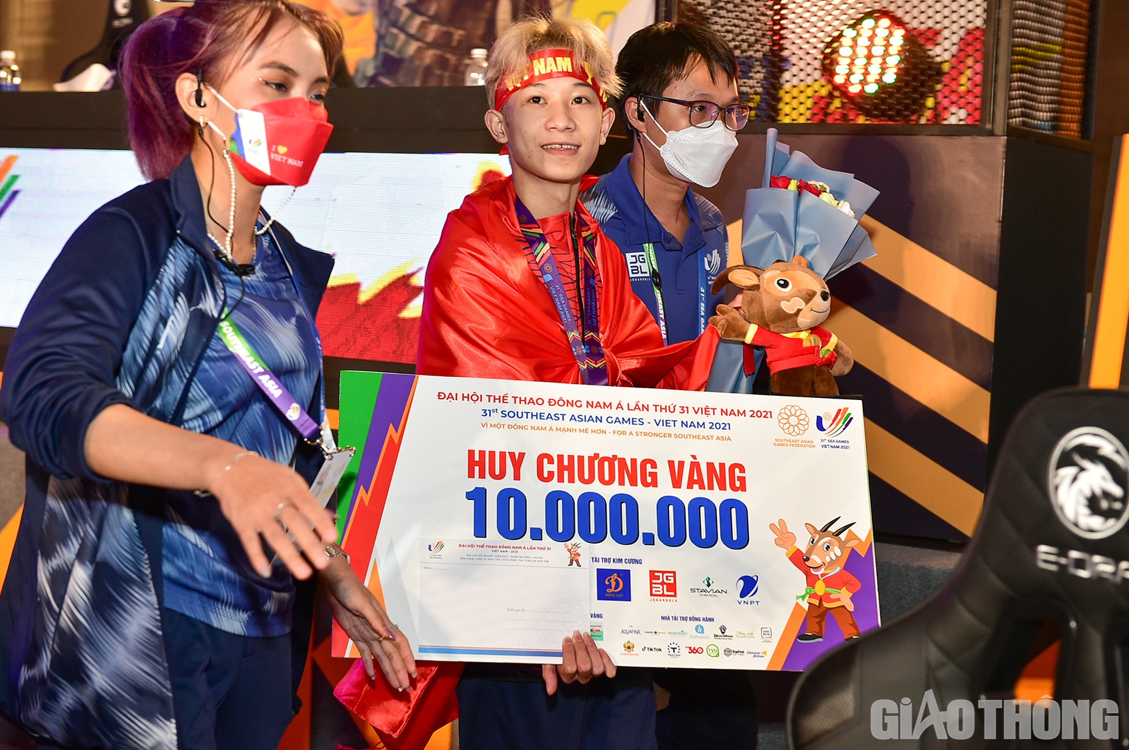 Dù vậy, khi biết mình giành được HCV, chàng trai trẻ vẫn không khỏi bất ngờ và còn nghĩ mình chỉ đang mơ cho đến khi nhận ra mình đã thực sự trở thành nhà vô địch.