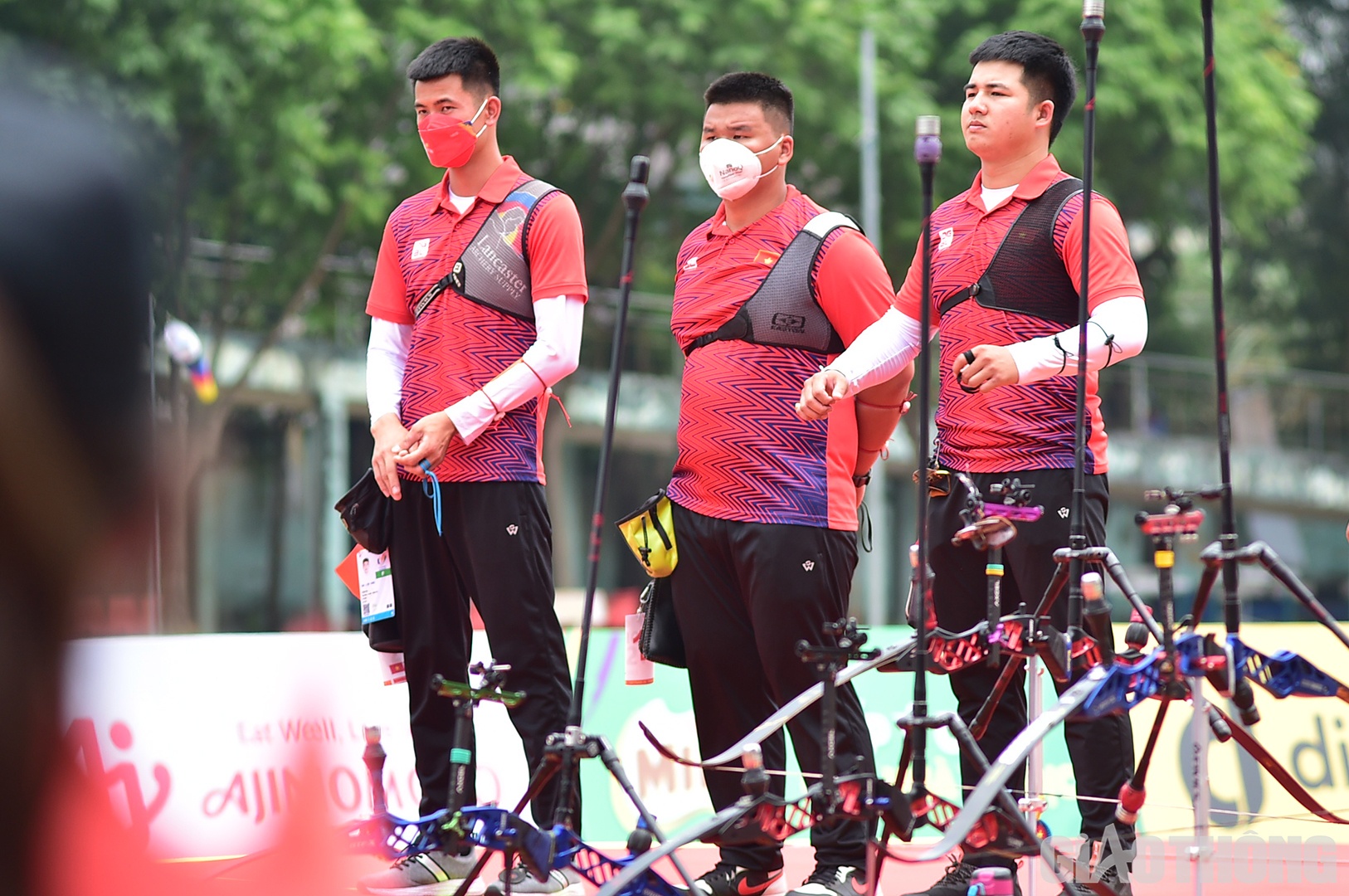 Cũng trong buổi sáng nay, nội dung chung kết cung 1 dây đồng đội nam, đội Việt Nam gồm 3 VĐV Chu Đức Anh, Nguyễn Duy và Nông Văn Linh đã tranh tài với đội Indonesia.