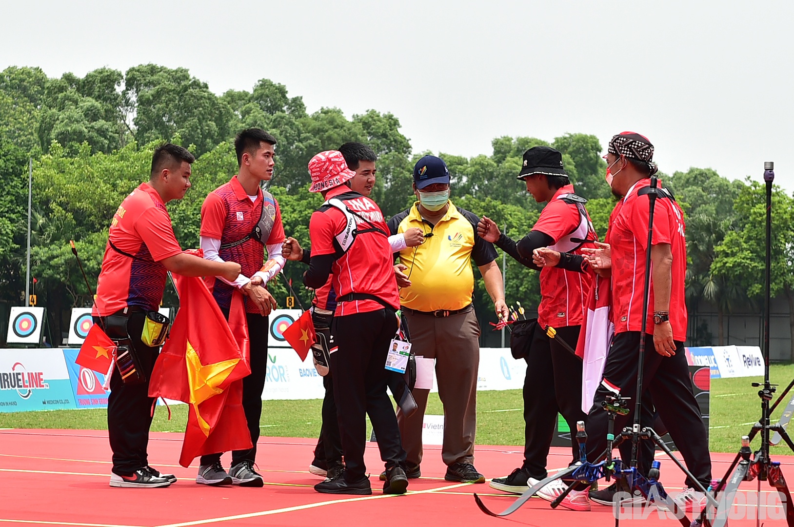 Chung cuộc, đội Indonesia thắng cách biệt 6-2 trước đội chủ nhà Việt Nam để giành HCV cung 1 dây đồng đội nam.
