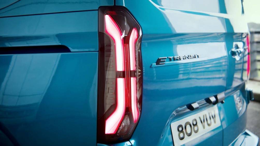 Xe cũng được trang bị sạc nhanh DC, khả năng kéo và công nghệ ProPower Onboard giống như chiếc F-150 Lightning