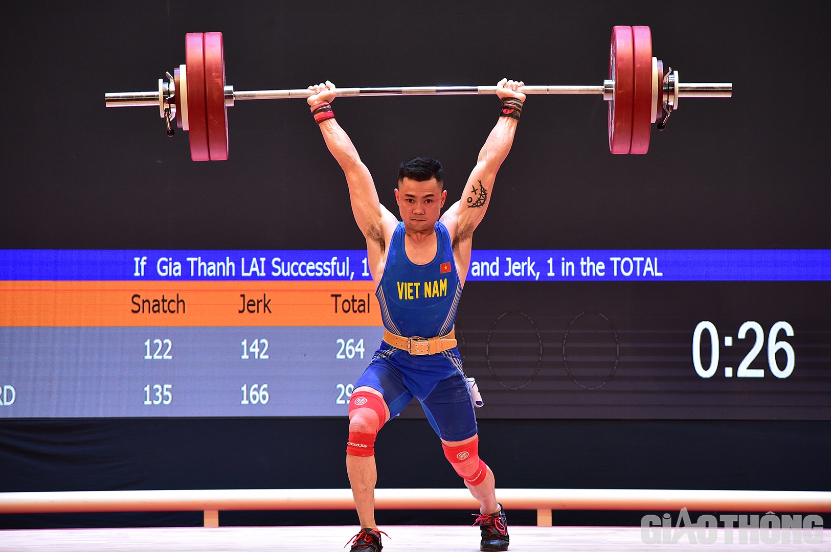 Bước sang phần thi cử đẩy, Thành được đăng ký mức khởi điểm 150kg. Tuy nhiên sau khi các đối thủ đăng ký thấp hơn tới 12kg, ban huấn luyện quyết định hạ xuống còn 141kg và lần thứ hai là 145kg. Không quá khó khăn để Thành vượt qua. Lúc này, tấm HCV đã khó thoát khỏi tay Thành.