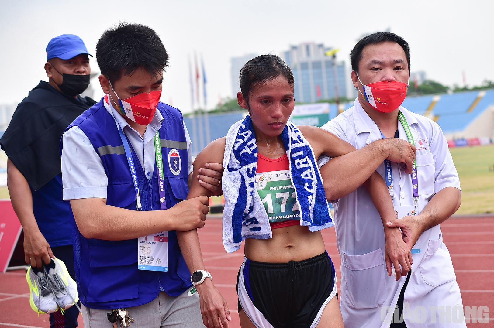 Với môn thể thao khắc nghiệt như marathon, chuyện các VĐV bị kiệt sức, đau đớn sau cuộc thi là điều hầu như không thể tránh khỏi. Trong ảnh, một VĐV Philippines đuối sức rõ rệt sau khi về đích.
