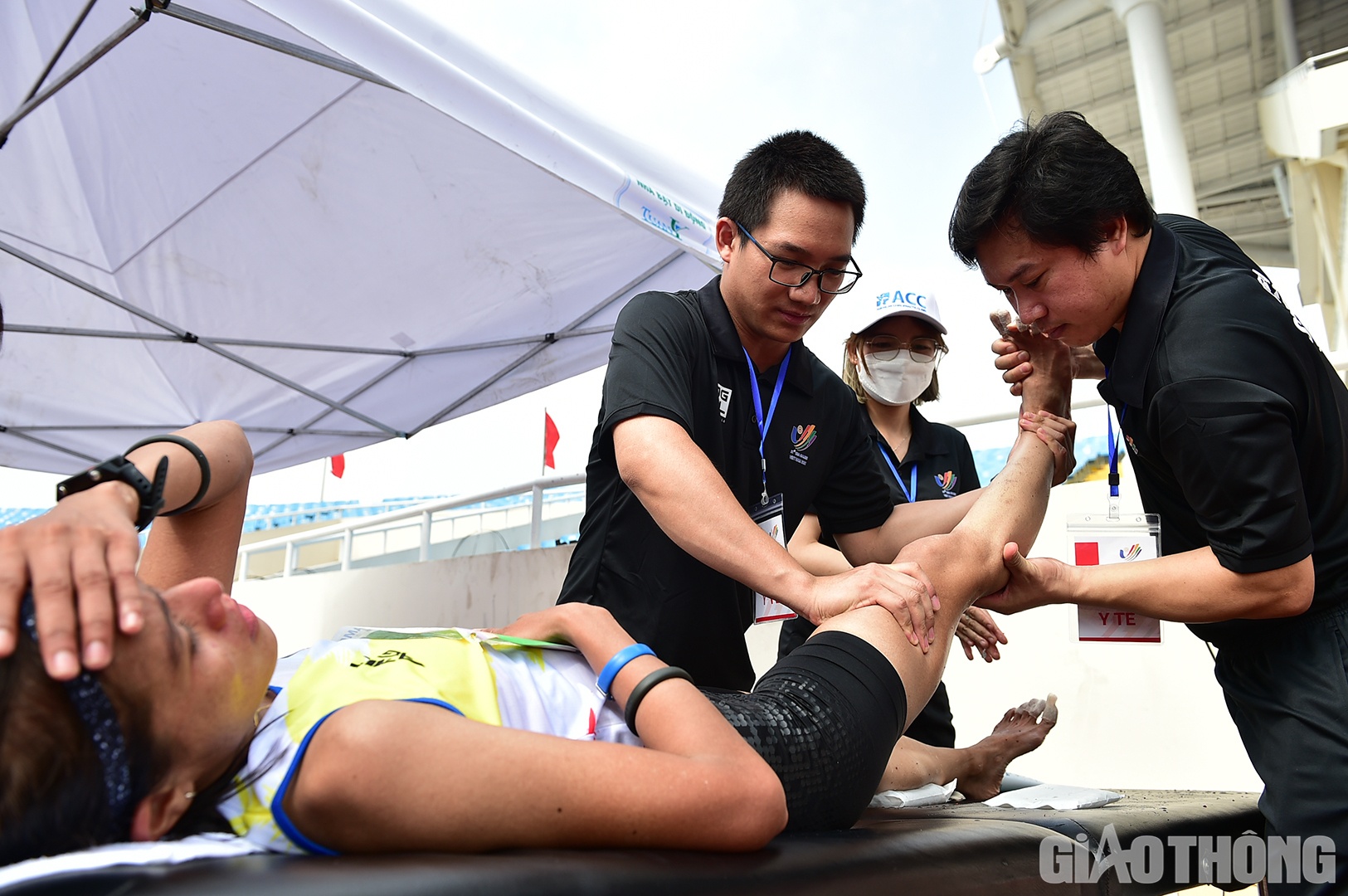 Các nhân viên đang hỗ trợ cho VĐV của Malaysia đang bị đau bởi vấn đề chuột rút.