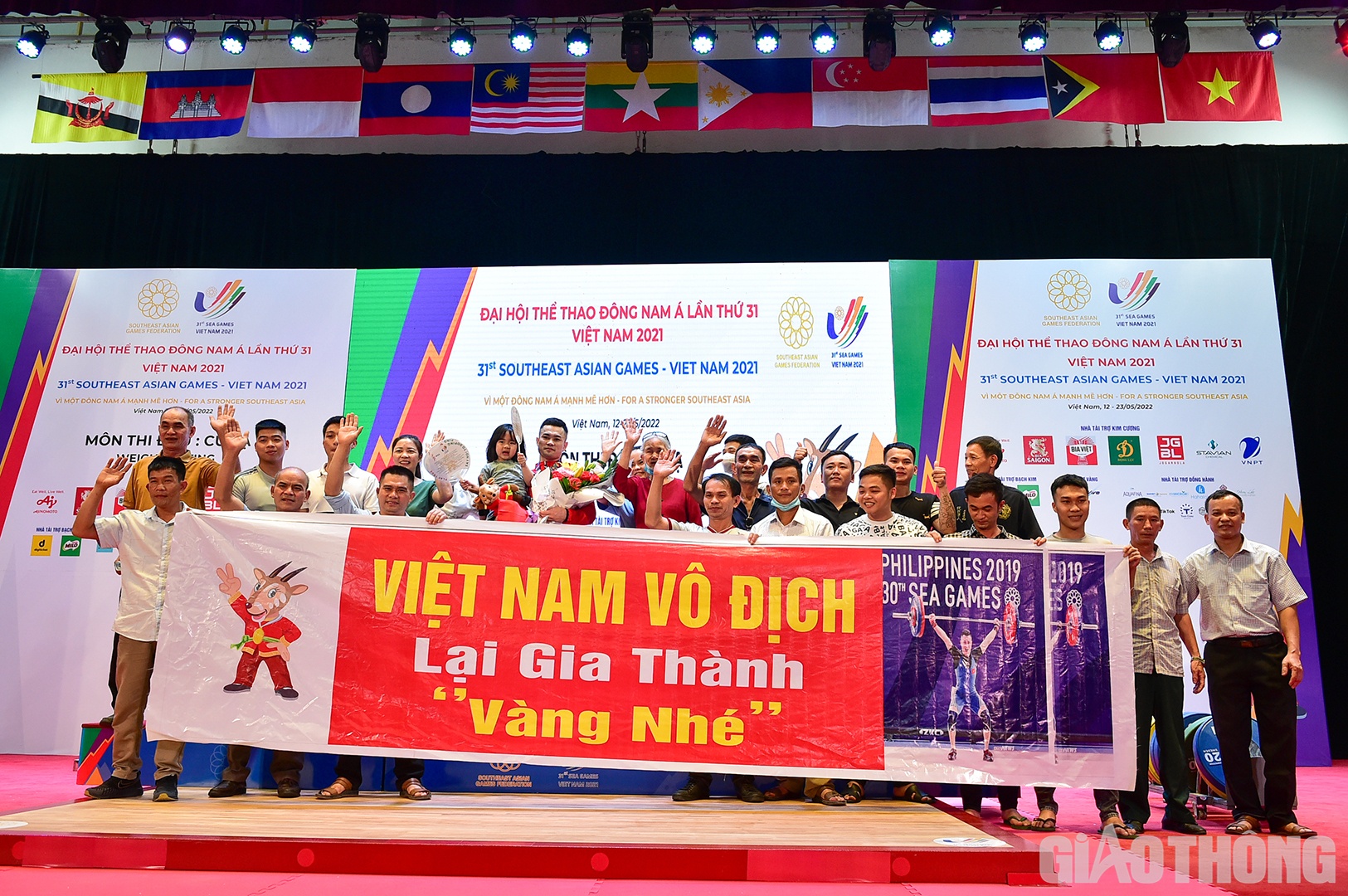 Gia đình của Lại Gia Thành tại Quế Võ, Bắc Ninh đã thuê xe, mang theo tấm băng rôn lớn để cổ vũ anh thi đấu tại SEA Games 31 diễn ra trên sân nhà.
