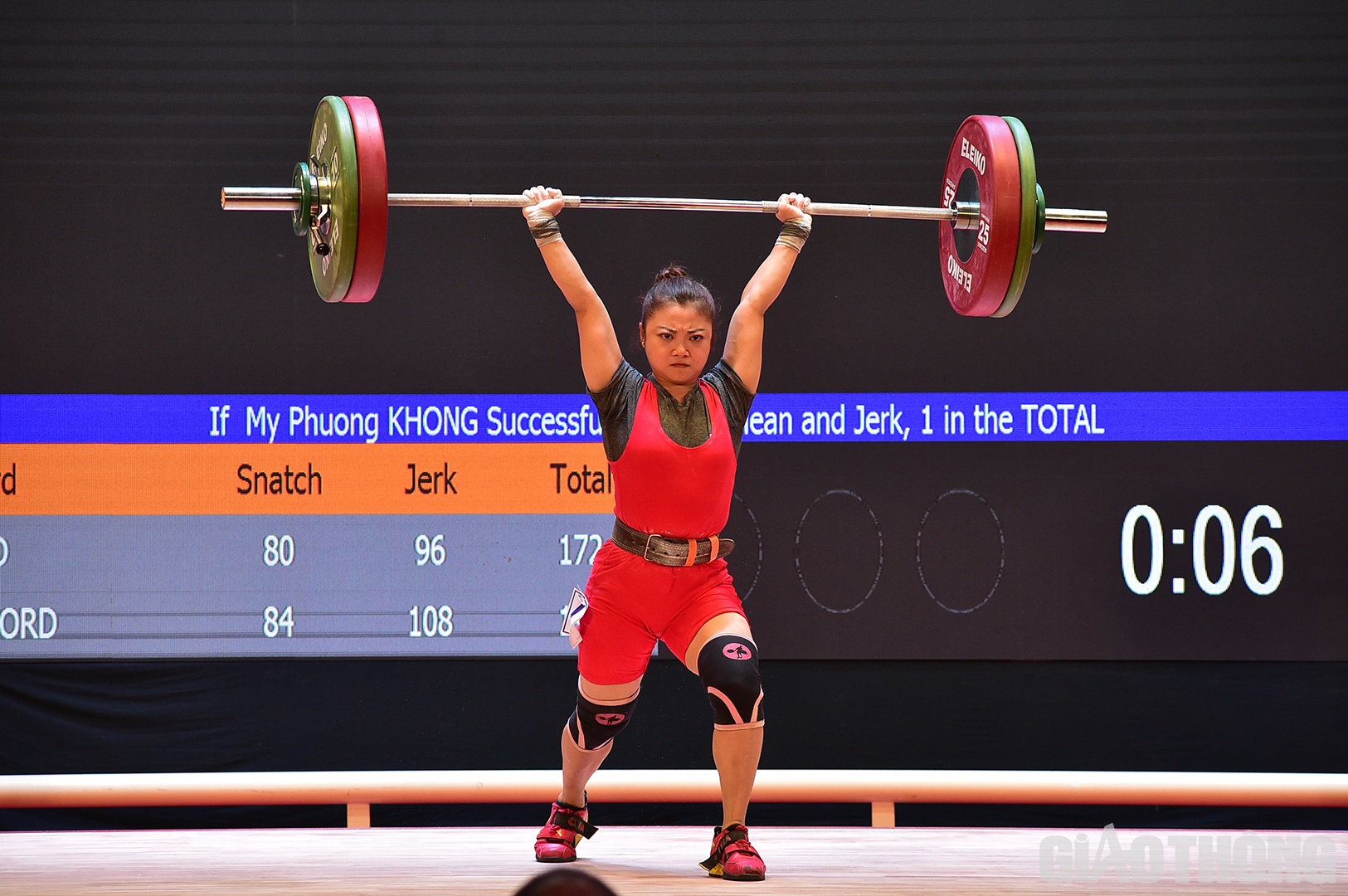 Trong 2 trận chung kết còn lại của nữ, VĐV Khổng Mỹ Phượng (trong ảnh) và VĐV Phạm Đình Thi đã giành được HCB, lần lượt ở hạng 45kg và 49kg dành cho nữ.