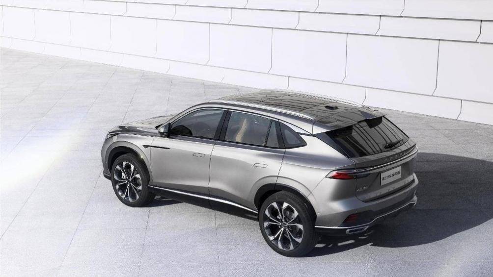 Bên sườn xe, Roewe RX5 2022 được trang bị đường dập gân kéo dài từ đèn pha đến hết cửa sau và nẹp mạ crôm nối giữa 2 hốc bánh