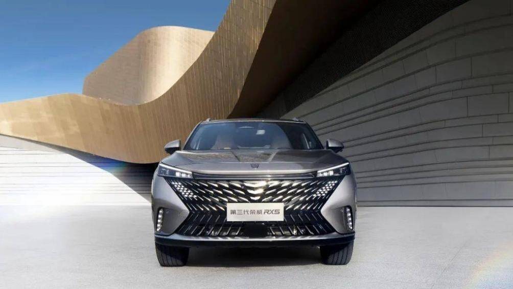 Mẫu SUV Trung Quốc này còn sở hữu thiết kế khá bắt mắt với lưới tản nhiệt hình chữ "X" kéo dài từ nắp ca-pô đến hết cản trước