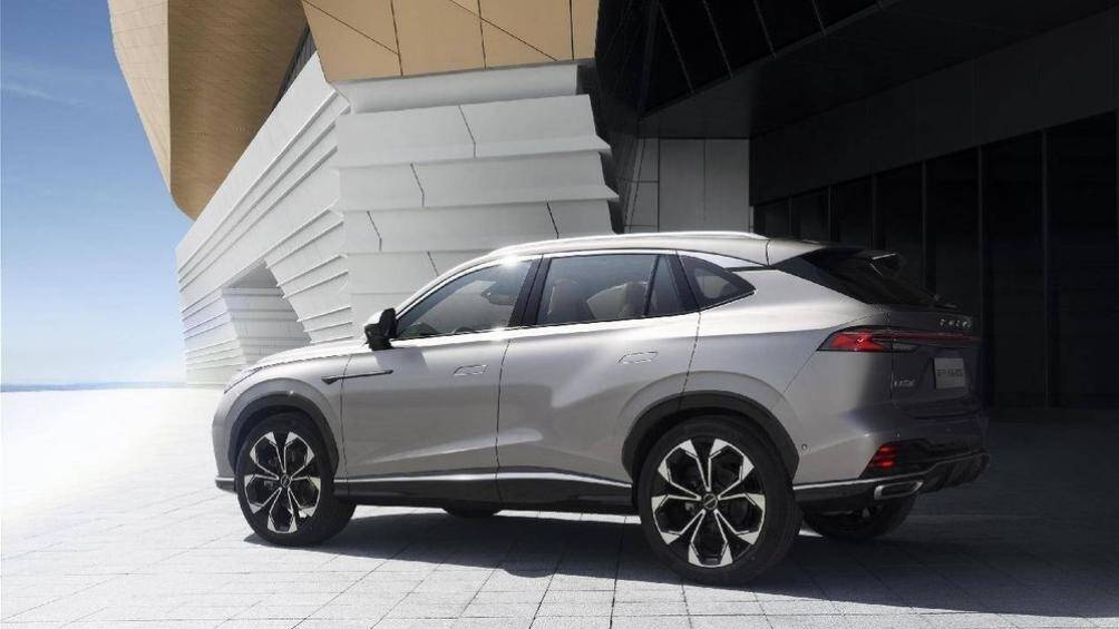 Đằng sau xuất hiện 2 cánh gió mui, đèn hậu có thiết kế mỏng và nối liền với nhau, đèn phản quang 3 tầng, 2 đầu ống xả giả mạ crôm