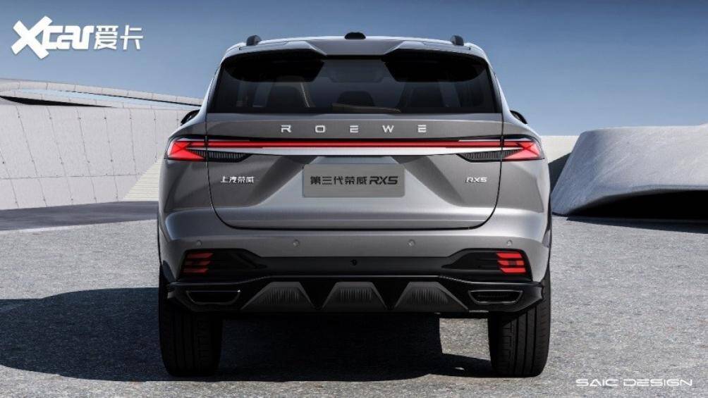 Roewe RX5 2022 còn có cụm đèn pha Matrix LED khá mỏng, nối liền với nhau bằng nẹp trong suốt ở giữa và đèn sương mù nằm dọc