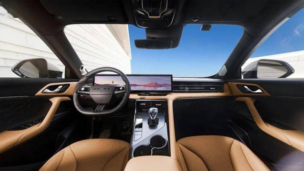 Ngoài ra, Roewe RX5 2022 còn có tính năng ra lệnh bằng giọng nói, vô lăng 3 chấu vát đáy thể thao, ...