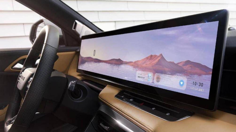 Điểm đáng chú ý nhất của mẫu xe này lại nằm trong cabin với đồng hồ kỹ thuật số và màn hình thông tin giải trí của xe kích thước 27 inch