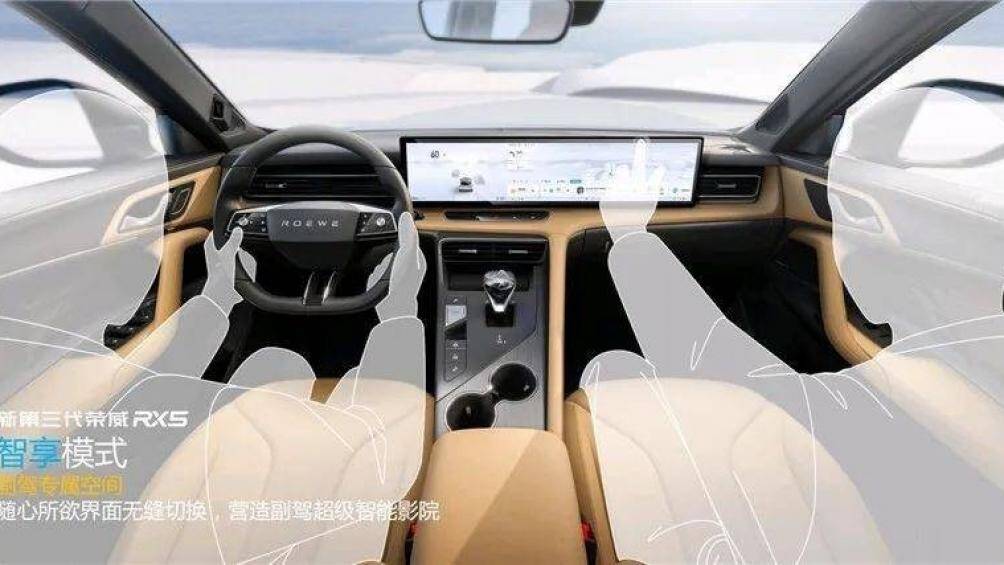 Đặc biệt màn hình này có thể trượt trên mặt táp-lô, sang phía ghế phụ lái và ngược lại. Hãng Roewe đã lắp ray trượt dài 300 mm trên mặt táp-lô