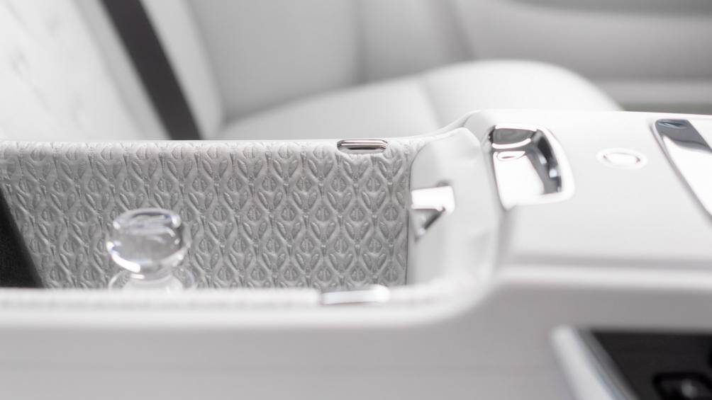 Phantom Series II vẫn được trang bị khối động cơ V12 6,75 lít tăng áp kép có khả năng sản sinh công suất 563 mã lực và mô-men xoắn đạt mức 900 Nm