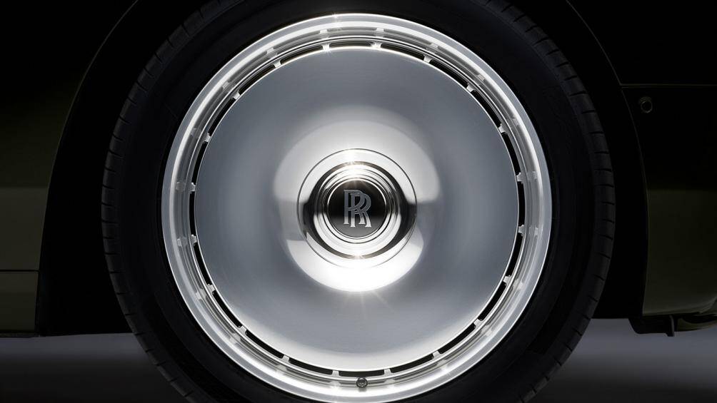 Ấn tượng nhất trong đó là bộ mâm Disc được làm bằng thép không gỉ đánh bóng hoặc sơn mài đen, thiết kế dạng đĩa lấy cảm hứng từ những năm 1920