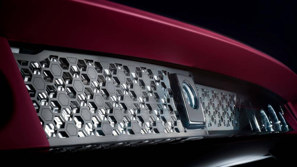 Rolls-Royce Phantom 2023 cũng sẽ có thêm các tùy chọn cá nhân như nan lưới crôm tối màu, nắp capô đen, kính tối màu và ốp trang trí cho khung bên