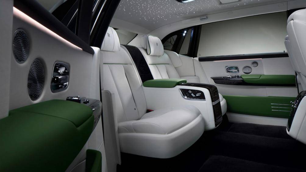 Hàng ghế sau được bọc bằng loại vải khác nhau, một loại được sản xuất trong một nhà máy ở Ý và một loại khác được làm từ sợi tre