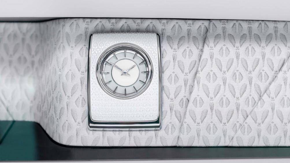 Các hoa văn họa tiết trên vải cũng được đưa vào nội thất của Phantom Gallery cùng với việc trang bị đồng hồ gốm in 3D trên bảng điều khiển