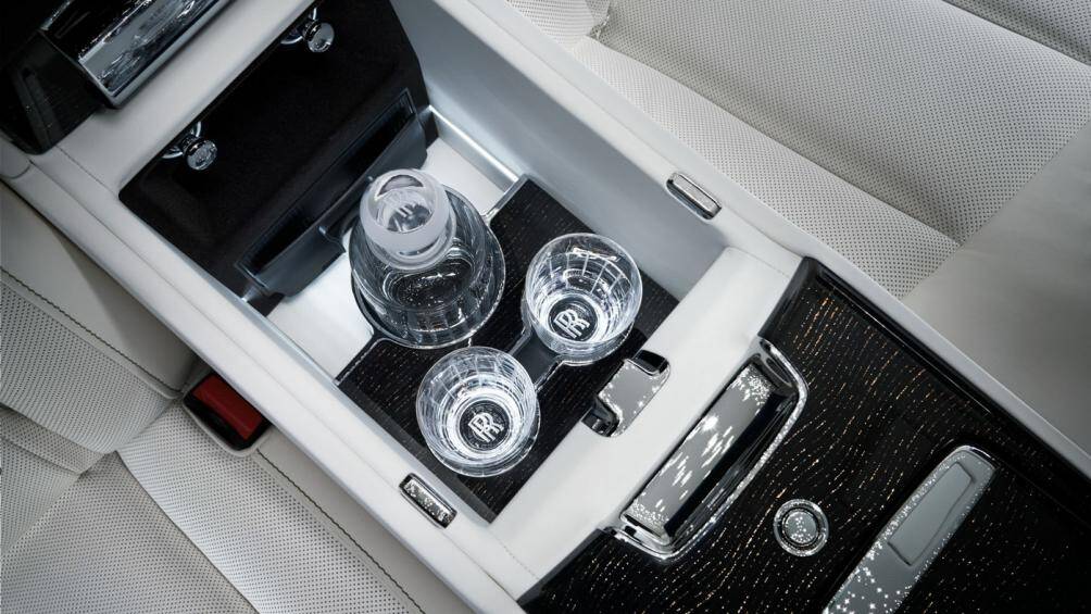 Đặc biệt, tính năng Rolls-Royce Connected cho phép chủ xe gửi địa chỉ điểm đến từ điện thoại thông minh đến hệ thống định vị dẫn đường của xe