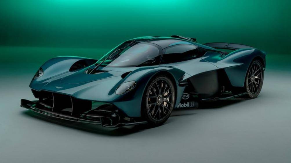 Aston Martin Valkyrie: 25 chiếc thuộc phiên bản giới hạn AMR và cả hai phiên bản đều đã được bán hết cho những khách hàng thân thiết