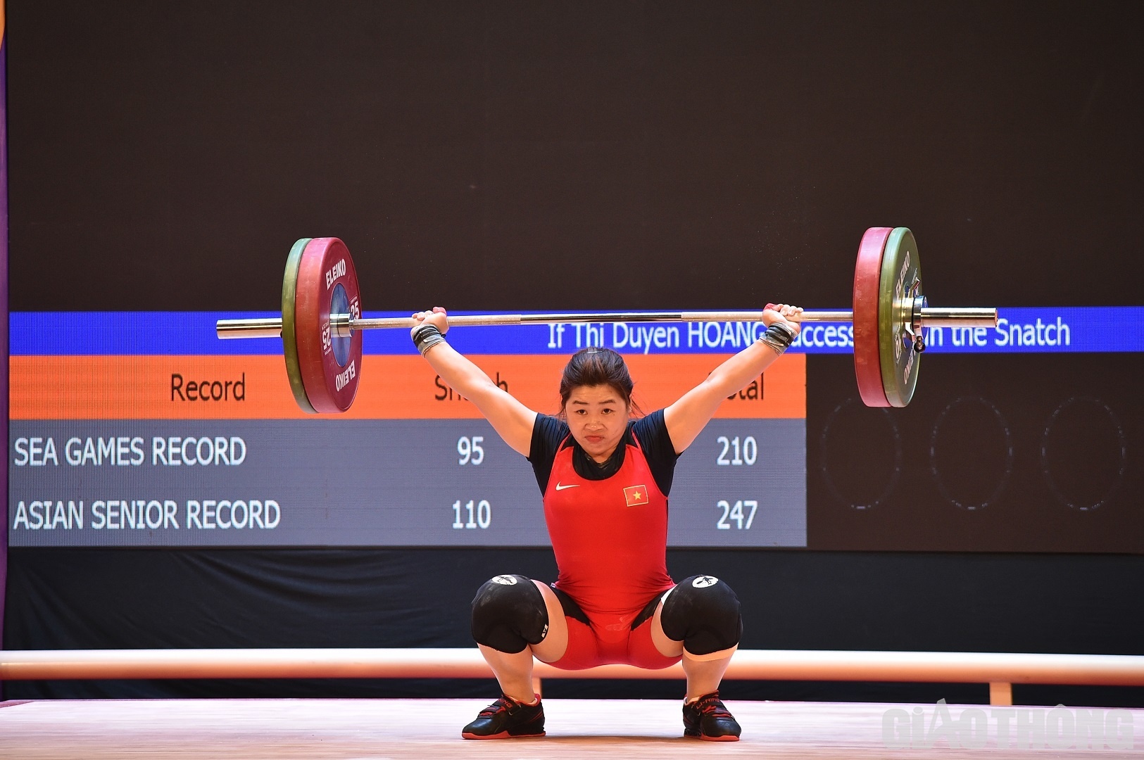 Nhà vô địch SEA Games 2019 tỏ rõ sự áp đảo trước các đối thủ khi thành công với mức tạ 90kg ở lần cử giật đầu tiên. Trong khi người đứng thứ nhì ở phần thi cử giật là Sirikaew Pimsiri (Thái Lan) phải mất 2 lượt mới đạt được 86kg.