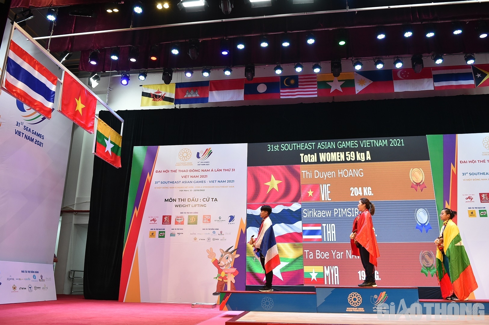 Dù vậy, với tổng cử 204kg và phá 1 kỷ lục SEA Games, Hoàng Thị Duyên đã bảo vệ thành công tấm HCV hạng cân 59 kg nữ. HCB thuộc về Sirikaew Pimsiri (Thái Lan) và Ta Boe Yar Naw (Myanmar) nhận HCĐ ở hạng cân này.