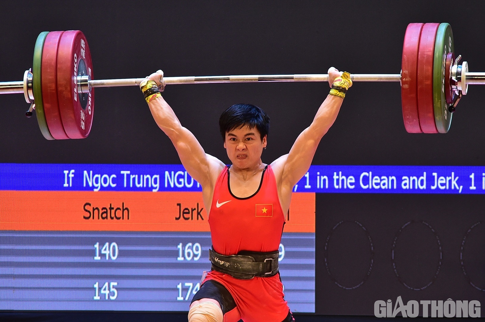 Ở nội dung dành cho nam, đoàn Việt Nam chỉ có 2 tấm HCĐ. Nguyễn Ngọc Trung giành HCĐ ở nội dung 61kg với tổng cử 286kg, sau hai đô cử đến từ Malaysia và Indonesia.