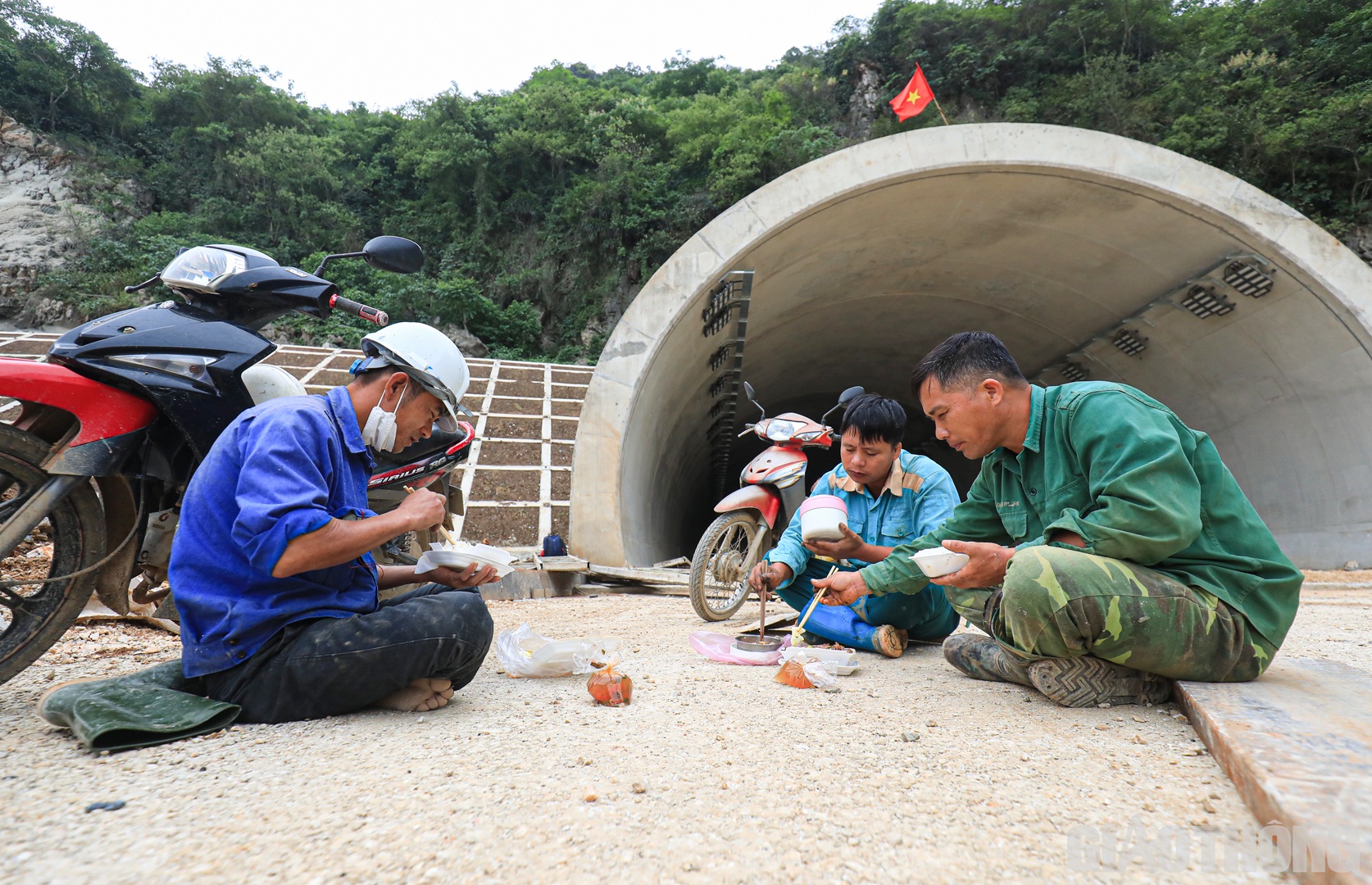 Hơn 1 năm qua, trên công trường thi công hầm Tam Điệp thuộc dự án cao tốc Bắc - Nam đoạn Mai Sơn - QL45, nhiều người đã không còn lạ lẫm với những “bữa cơm trời” ngay trên công địa dự án.