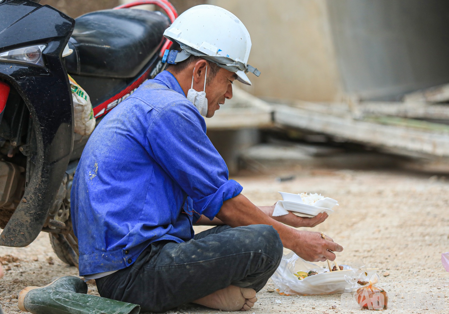 Cùng chung “mâm cơm trời” tại hầm Tam Điệp còn có anh Tuyên (trú tại phường Lam Sơn, TP.Tam Điệp cách công trường gần 10km). Là những người sinh sống tại địa phương, anh và một số anh em khác được nhà thầu thuê làm thời vụ các công việc phổ thông như: Buộc sắt, đầm mặt bê tông, làm hệ thống cống theo kỹ thuật được hướng dẫn. Thời gian làm việc như các công nhân được biên chế, thường bắt đầu từ 6 rưỡi, 7h sáng mỗi ngày.