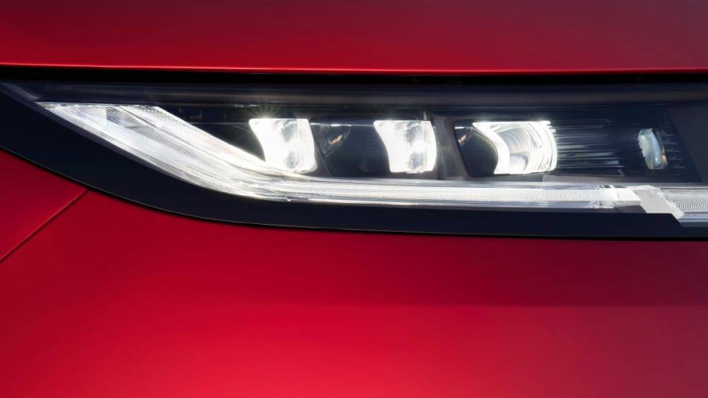 Hệ thống đèn chiếu sáng LED được thiết kế thanh mảnh hơn trong khi lưới tản nhiệt cũng được làm nhỏ lại