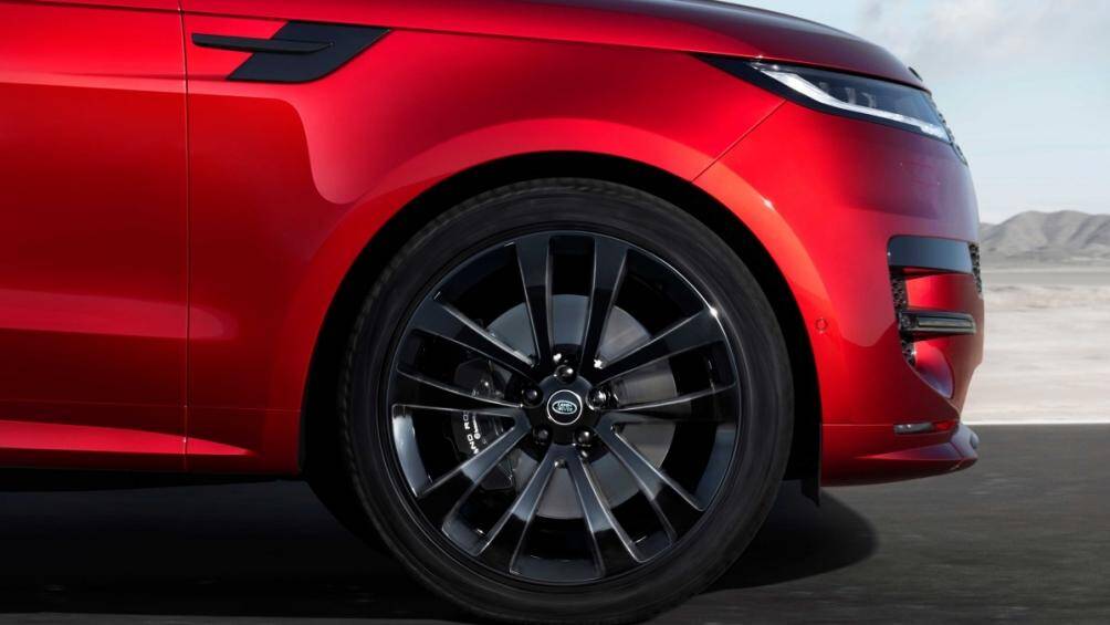 Land Rover Rover Sport mới được bán ra với hai tùy chọn động cơ 6 xi-lanh lai điện cắm sạc, cùng biến thể trang bị động cơ V8 với sức mạnh 530 mã lực