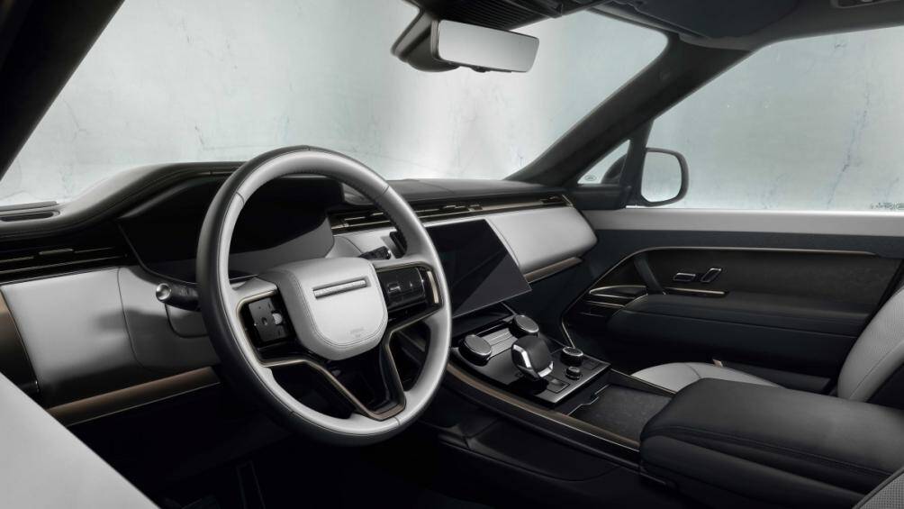 Bên trong, khoang lái của Range Rover Sport mới được tinh giản với toàn bộ nút chức năng được chuyển lên các màn hình cảm ứng và núm xoay