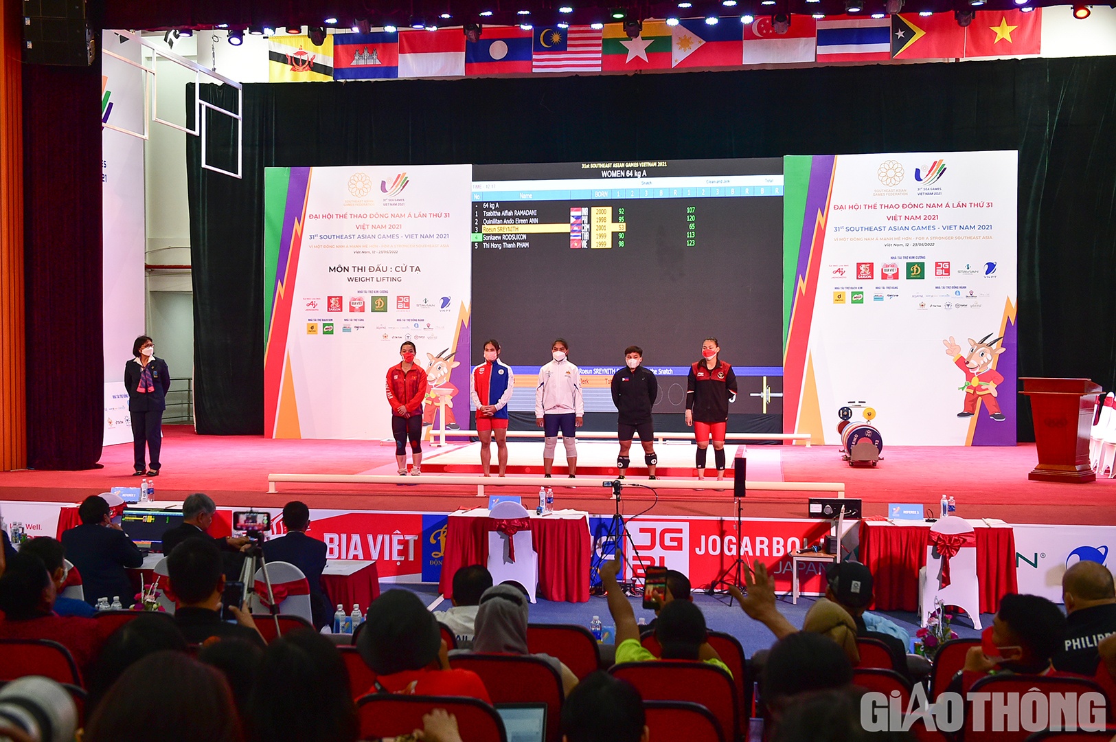 Phạm Thị Hồng Thanh là ĐKVĐ SEA Games 30 ở hạng cân 64kg nữ. Tuy vậy, ở kỳ SEA Games 31 năm nay, cô có những đối thủ rất đáng gờm là Tsabitha Alfiah Ramadani (Indonesia) và Quinilitan Ando Elreen Ann (Philippines). Nội dung cử giật cho thấy sự tranh chấp mạnh mẽ của các VĐV.